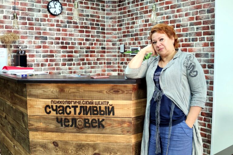 Нейропсихолог центра Валерия Валерьевна Юршина на ресепшене центра «Счастливый человек»